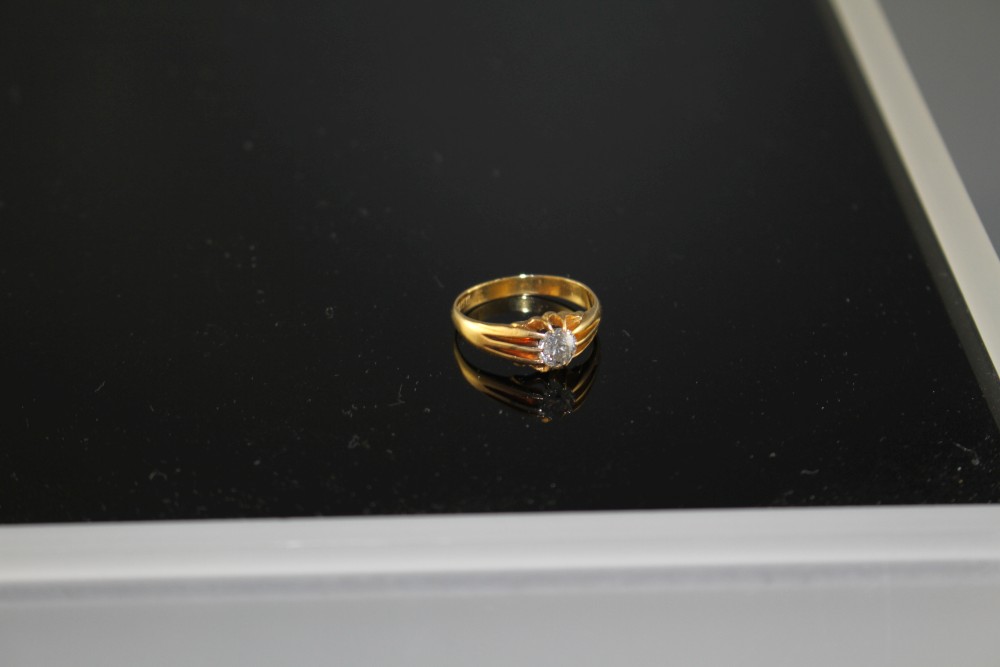 A George V 18ct gold and claw set solitaire diamond ring,